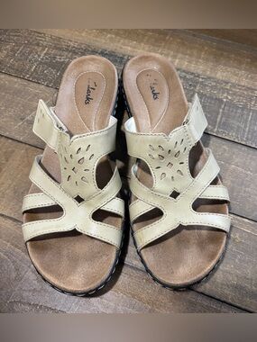 Clarks Bendables Women's Ella Art Leather Slide Sandals, Cream 9.5M